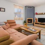 Lela Apartment *