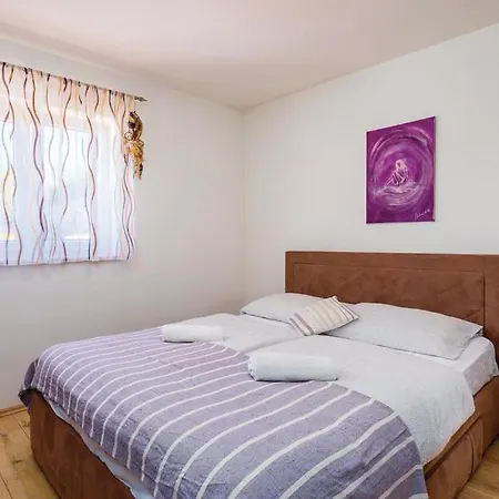 Lela Apartment *